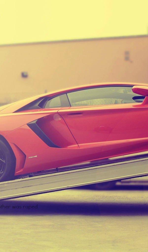 Красный Lamborghini Aventador загружается в грузовик