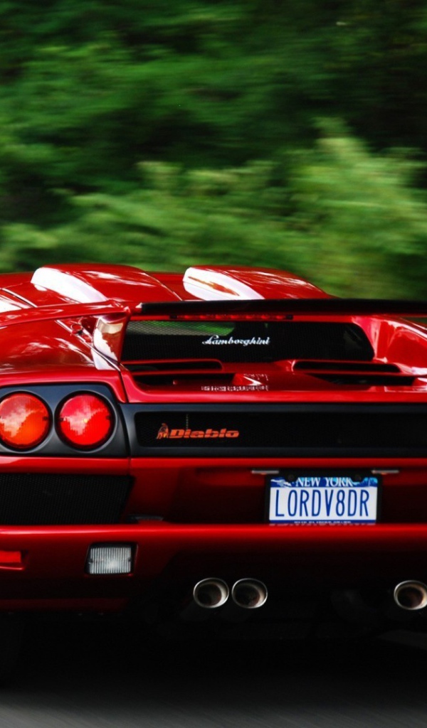 Красный Ламборигини Diablo на дороге