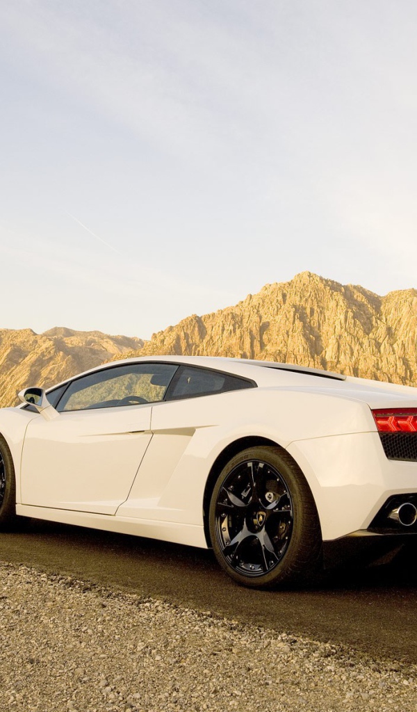 Белый Lamborghini Gallardo в Долине монументов