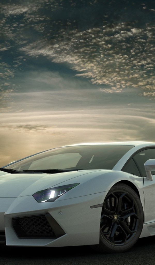 Белый Ламборгини в пустыне на фоне неба