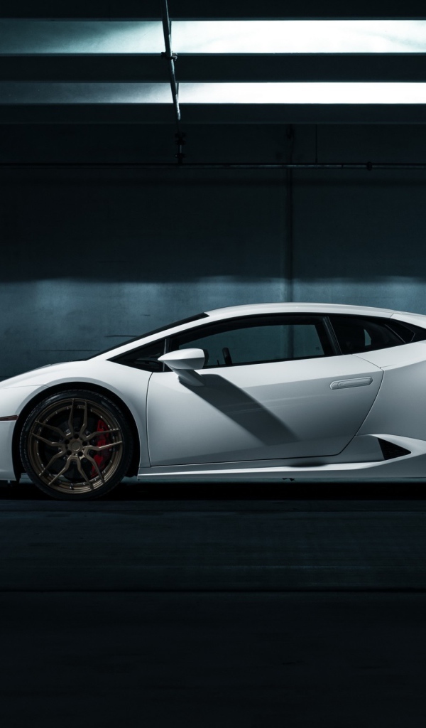 Белый Ламборгини в гараже