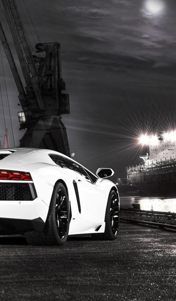 Белый Ламборгини на фоне корабля в порту