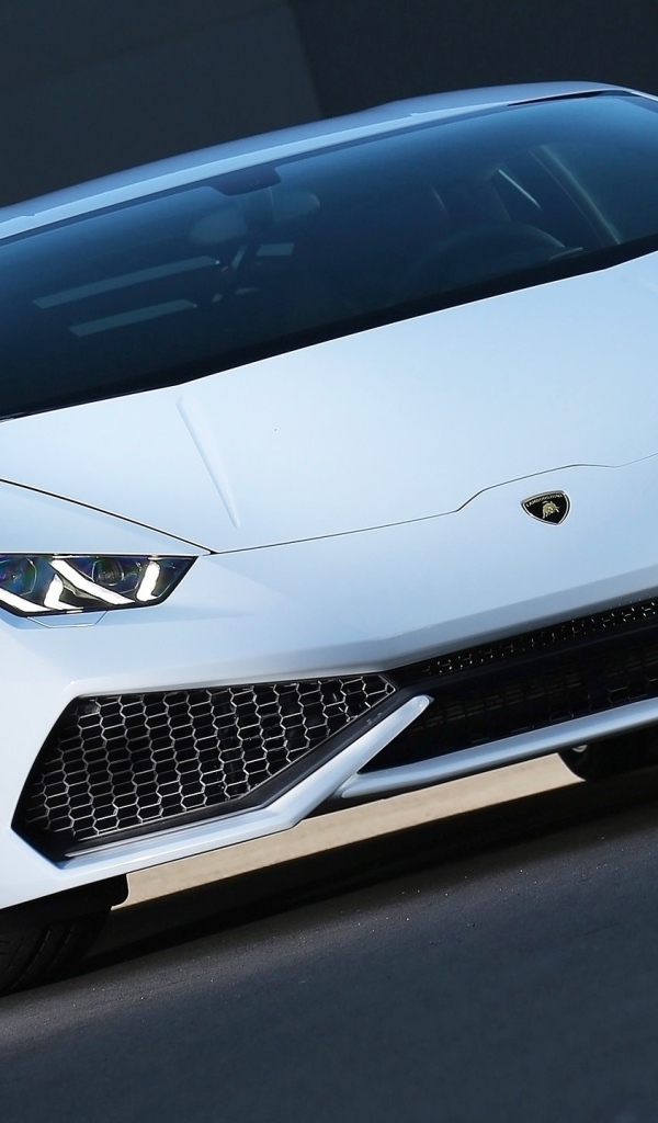 Белый автомобиль Lamborghini Huracan