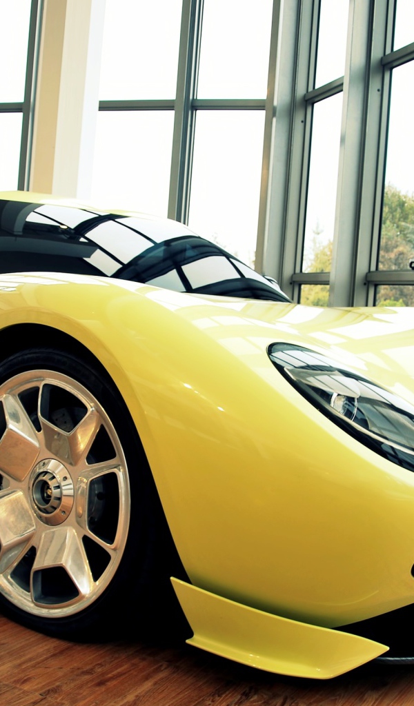Желтый Lamborghini Miura в здании