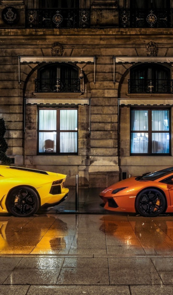 Желтый и оранжевый автомобили Lamborghini Aventador LP700-4