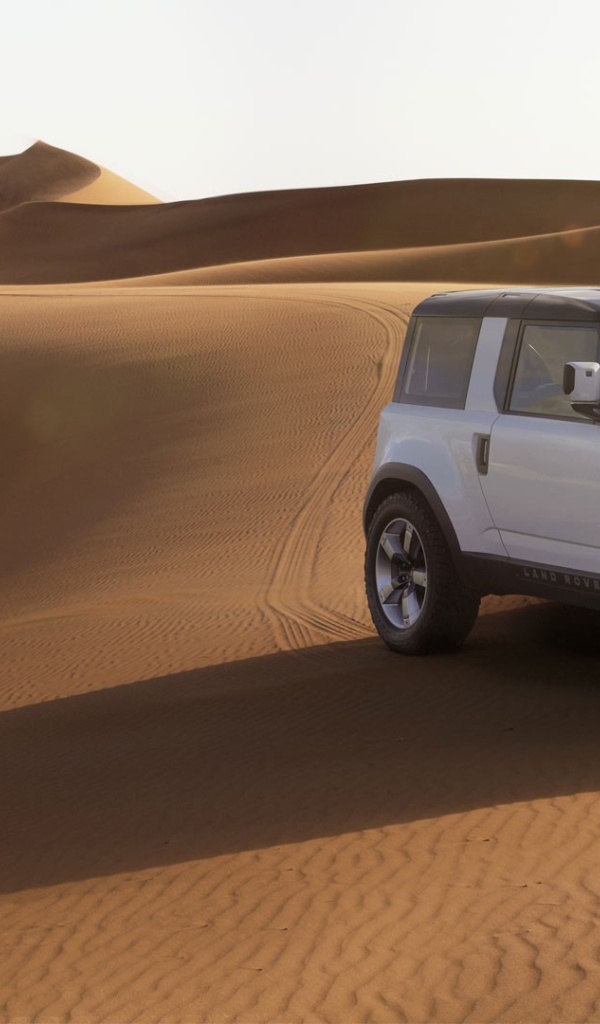 Белый Land Rover в пустыне