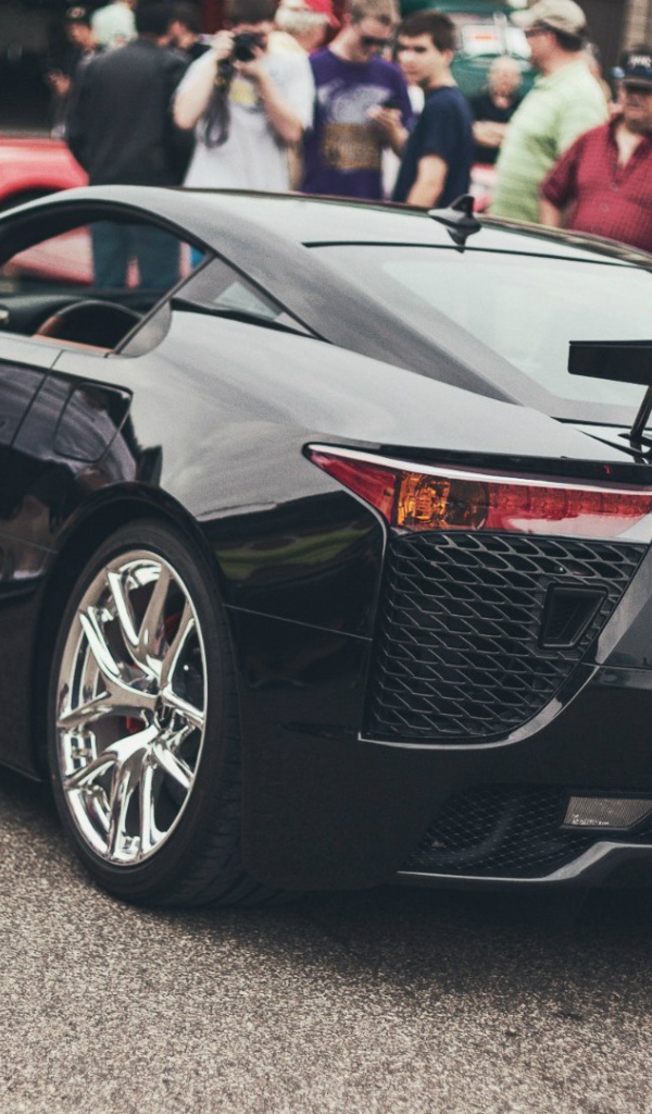 Черный автомобиль Lexus LFA