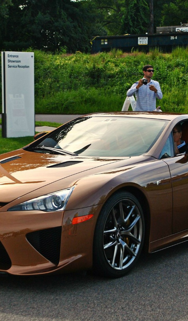 Коричневый автомобиль Lexus LFA