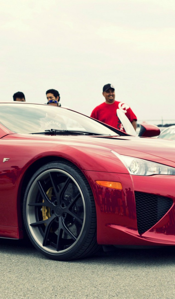 Красный автомобиль Lexus LFA