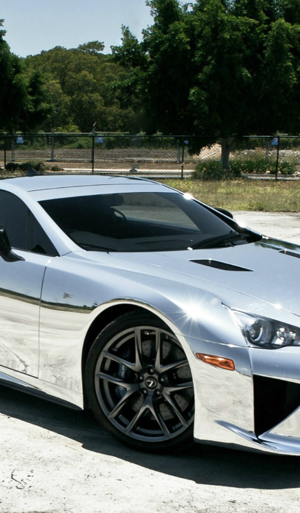 Серебристый автомобиль Lexus LFA