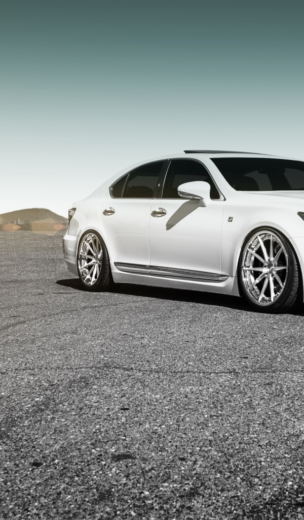 Белый Lexus на серой гальке