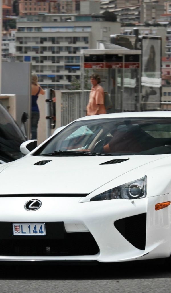 Белый автомобиль Lexus LFA