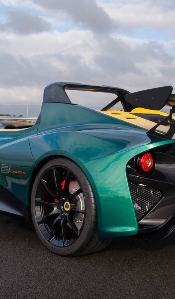 Спортивный Lotus 3-Eleven на автодроме