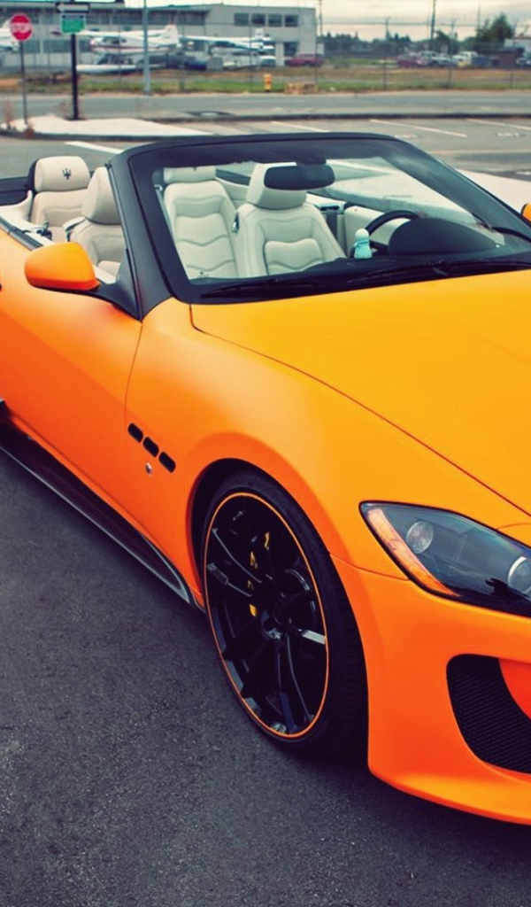 Красивый оранжевый кабриолет Maserati