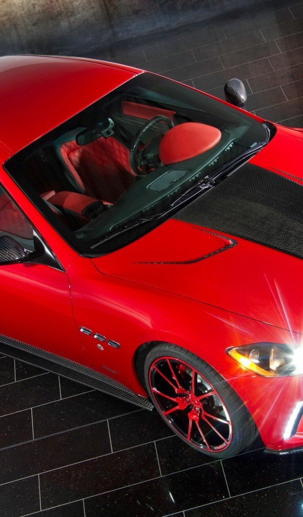 Красивый красный автомобиль Maserati