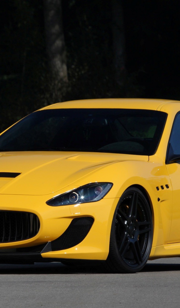 Вид спереди на желтый Maserati