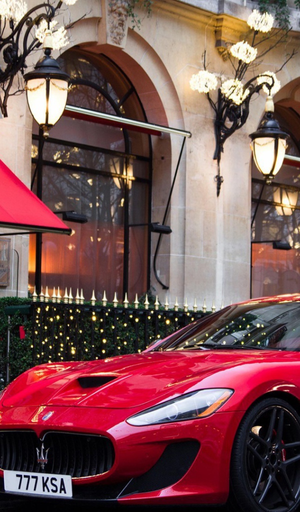 Роскошный Maserati вишневого цвета