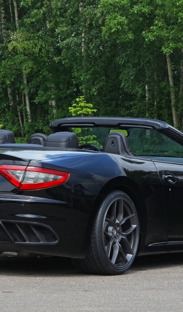 Кабриолет Maserati на фоне леса