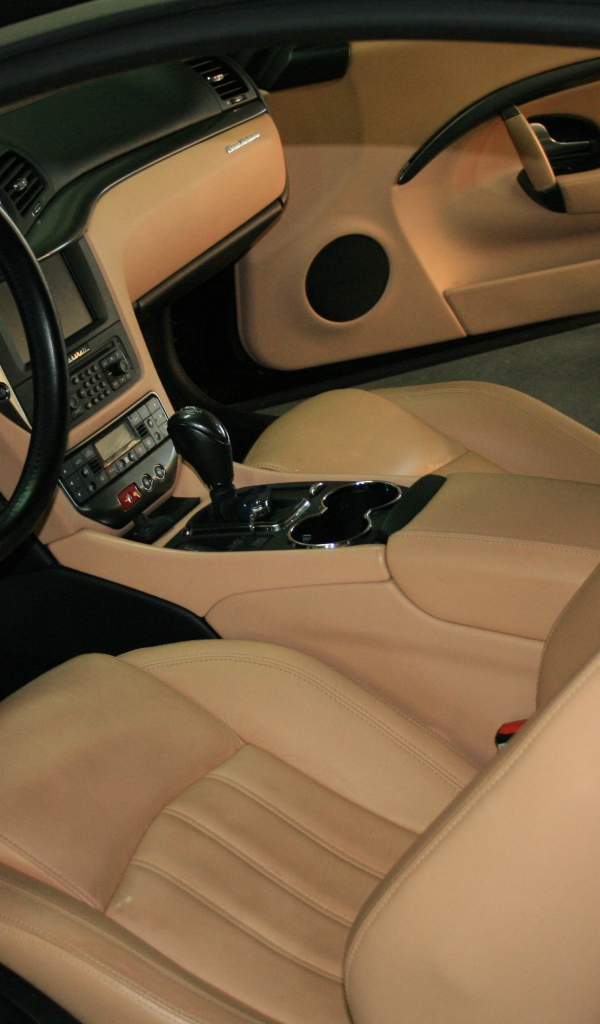 Роскошный салон автомобиля Maserati