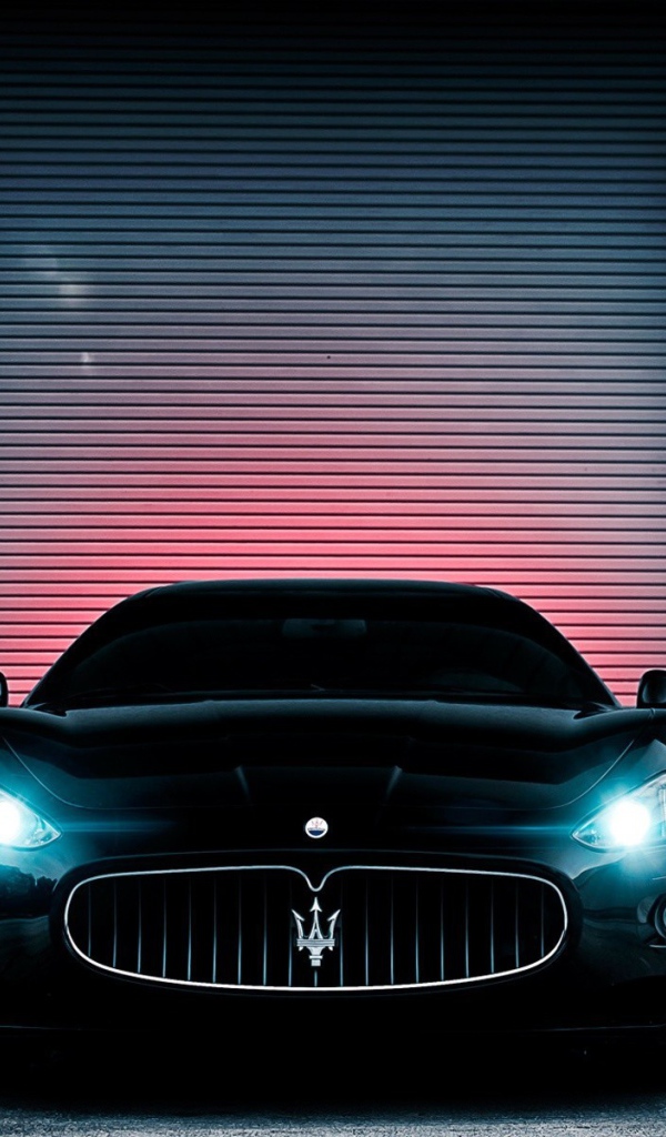 Неоновые фары черного Maserati