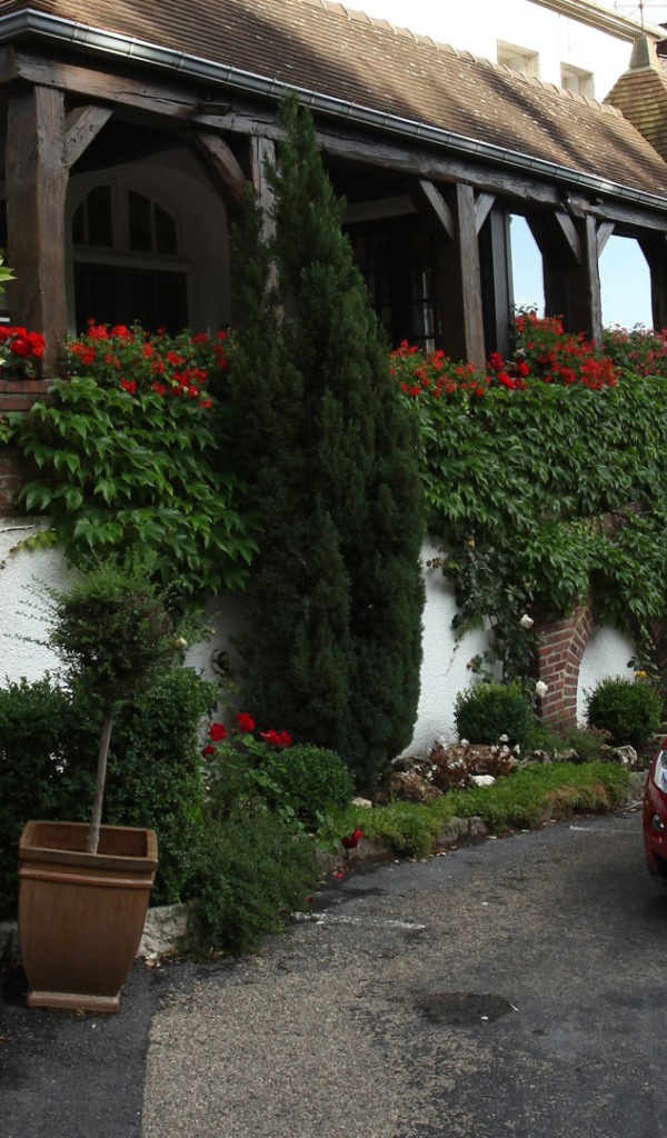 Красный Maserati у загородной виллы