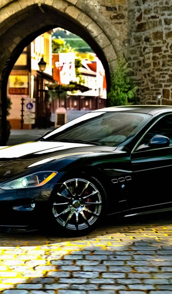 Стильный черный автомобиль Maserati