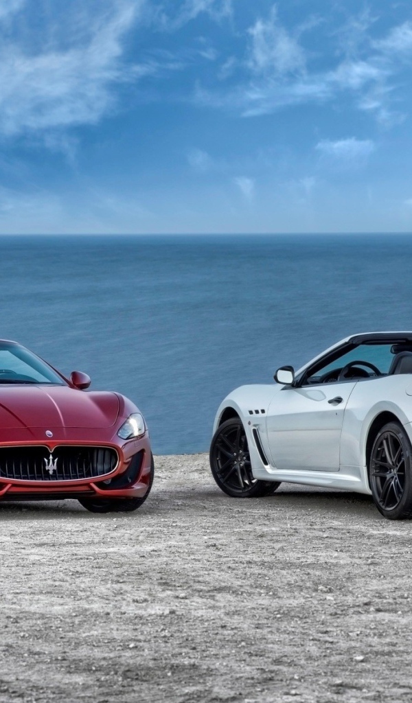 Два автомобиля марки Maserati на берегу моря