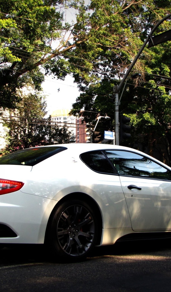 Белый Maserati на городской улице