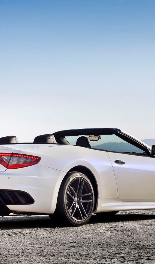 Белый кабриолет Maserati на фоне гор