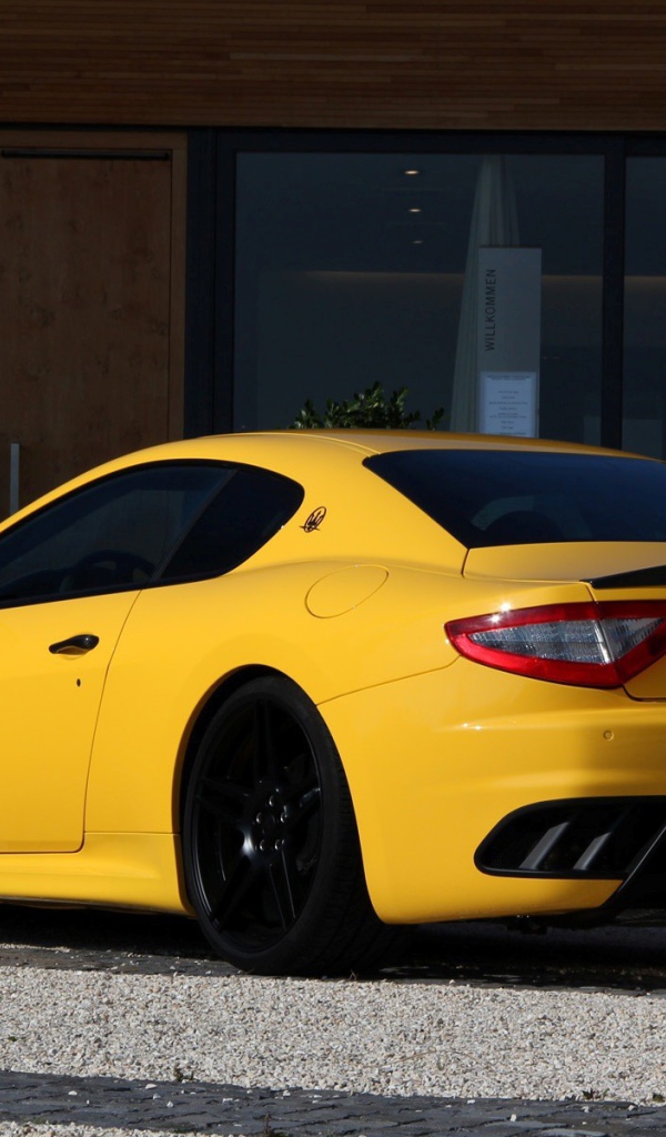 Желтый Maserati, вид сзади