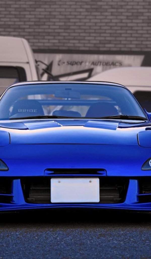 Голубая Mazda RX-7 на парковке