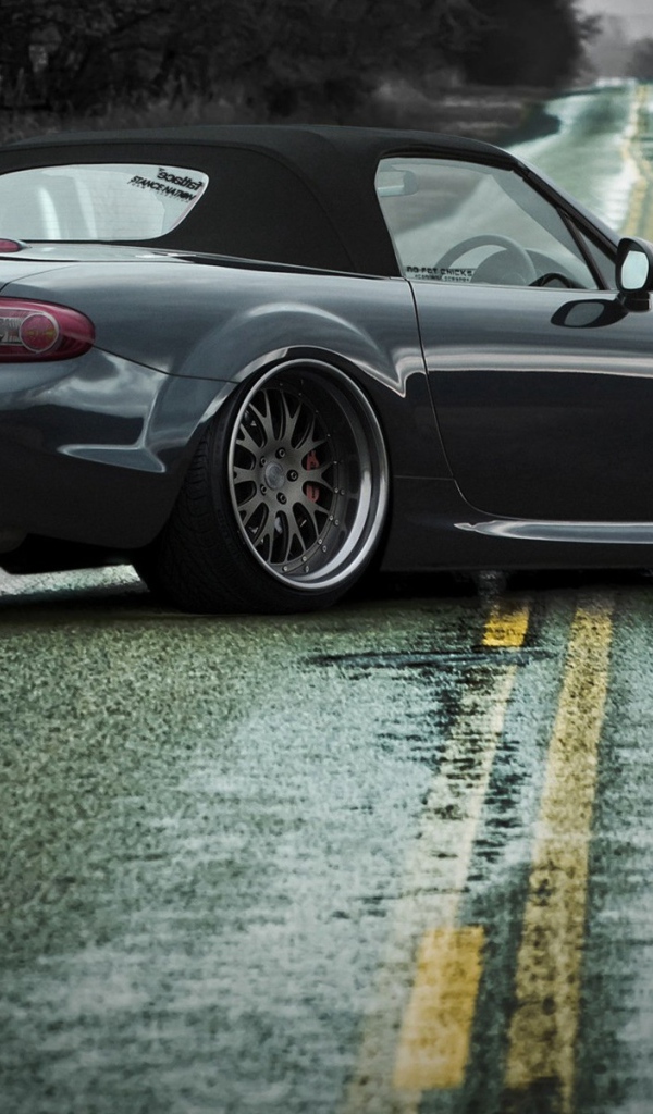 Автомобиль Mazda MX-5 стоит поперек шоссе