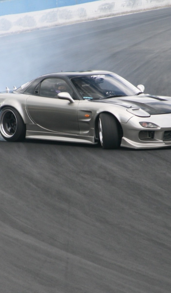 Дрифт серебристой Mazda RX-7