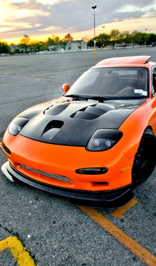 Оранжевая Mazda RX-7 с черным капотом