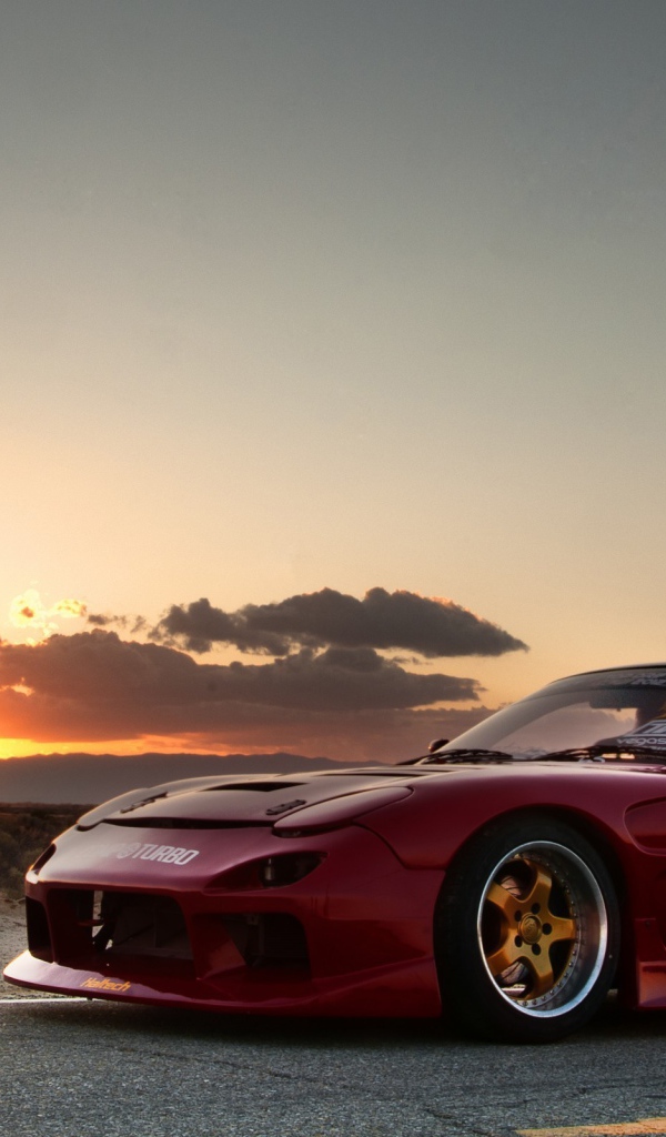 Красная Mazda RX-7 на фоне заката