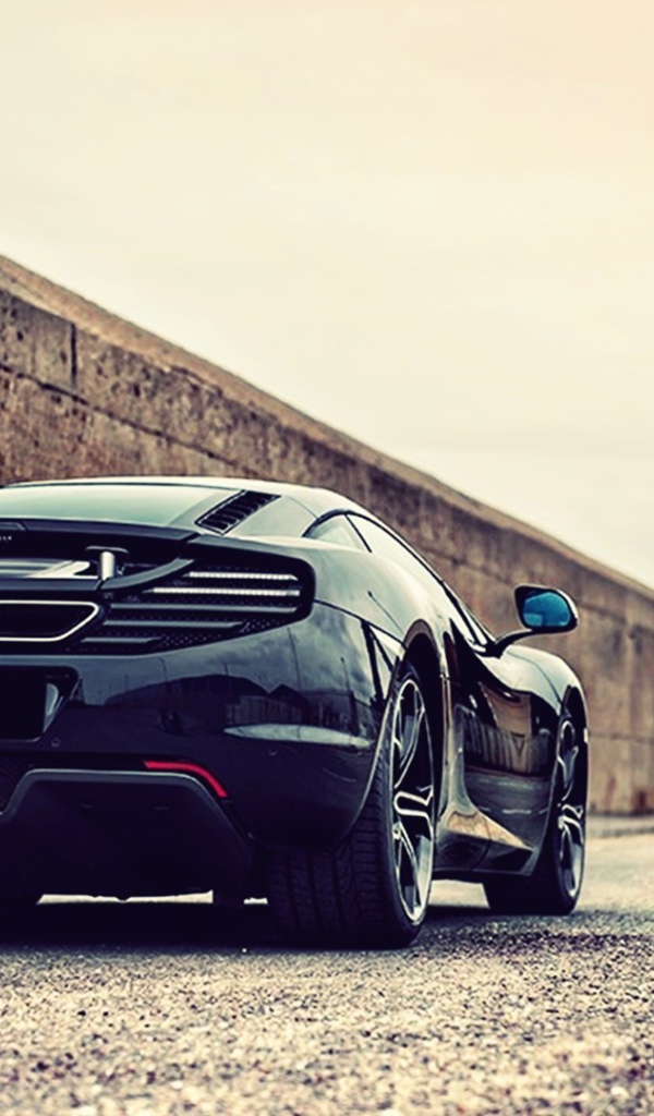 Черный McLaren MP4-12C у стены