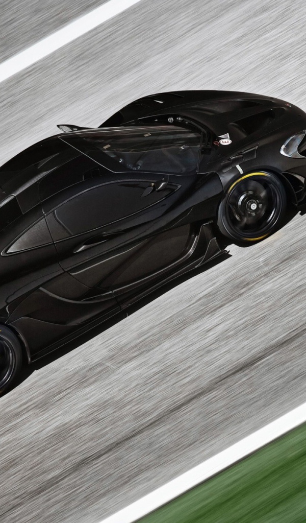 Черный McLaren P1 на сером шоссе