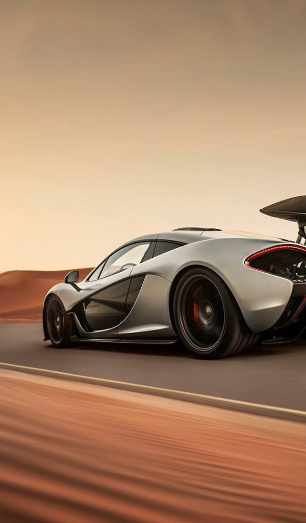 Серый McLaren P1 на шоссе в пустыне