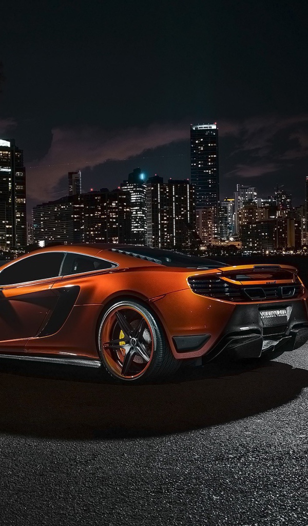 Оранжевый McLaren MP4-12C на фоне ночного города