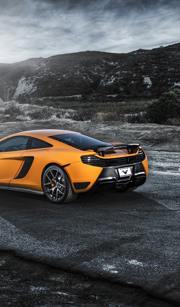 Оранжевый McLaren MP4-12C за городом