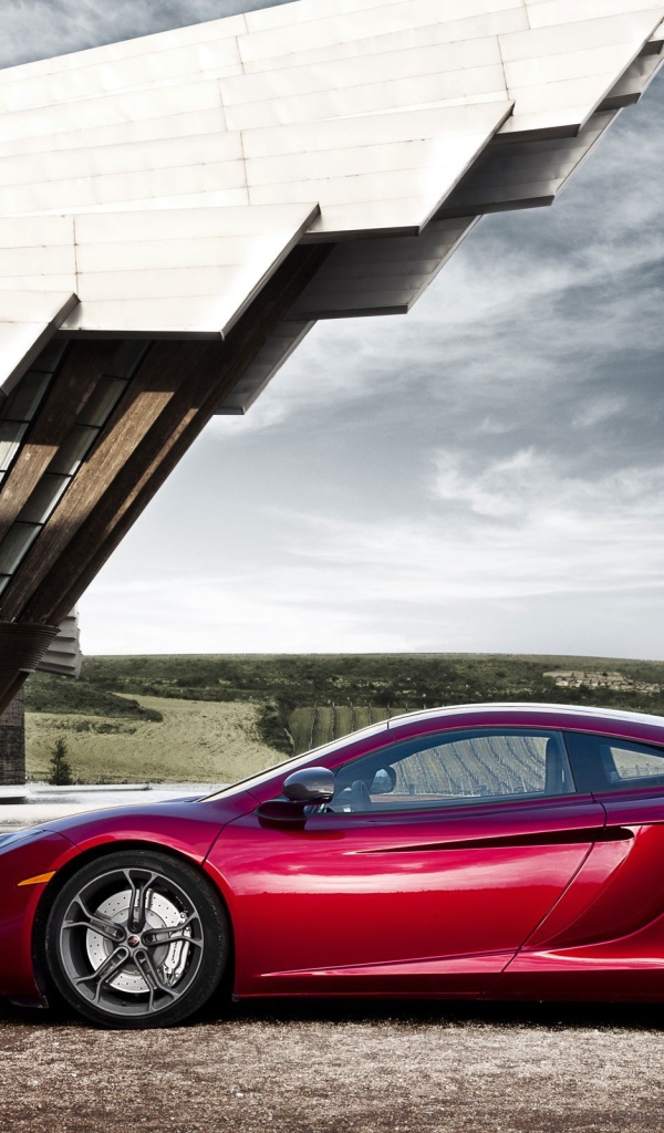 Спортивный McLaren MP4-12C у здания