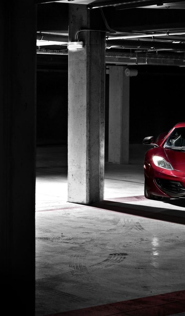 Красный McLaren MP4-12C на подземной парковке