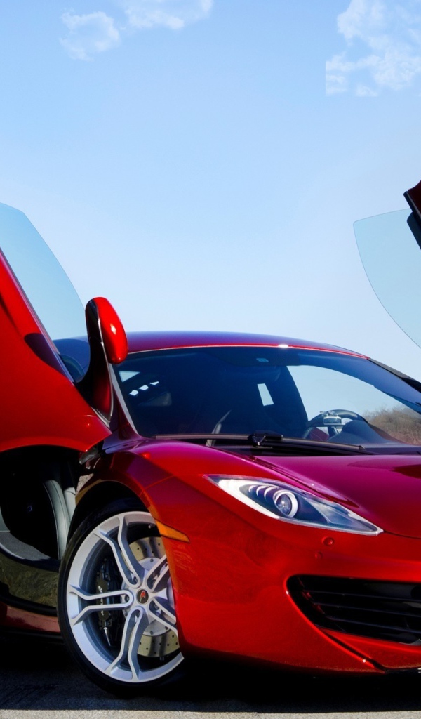 Красный McLaren MP4-12C с открытыми дверями