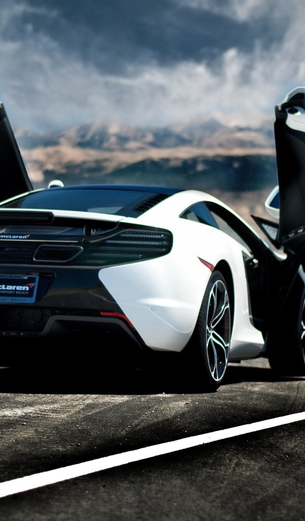 Белый McLaren MP4-12C с открытыми дверями