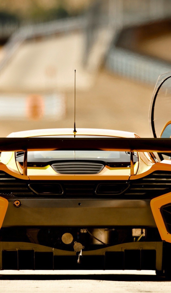 Желтый McLaren MP4-12C с открытыми дверями