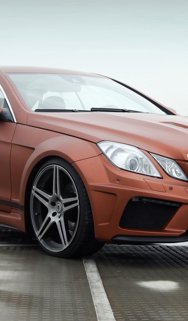 Красивый автомобиль Mercedes-Benz E-Class Coupe PD850 Black Edition