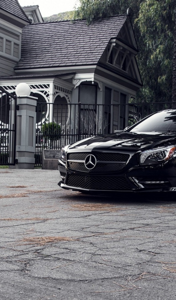 Черный Мерседес у ворот виллы
