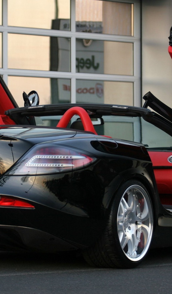 Черный Mercedes с открытыми дверями