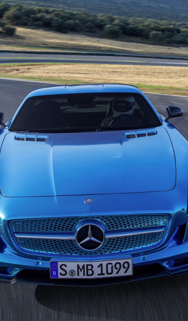 Голубой Mercedes SLS на гоночном треке