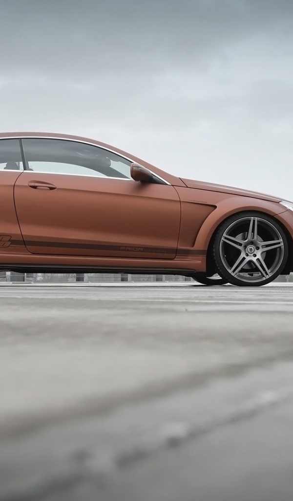 Коричневый Mercedes-Benz на парковке